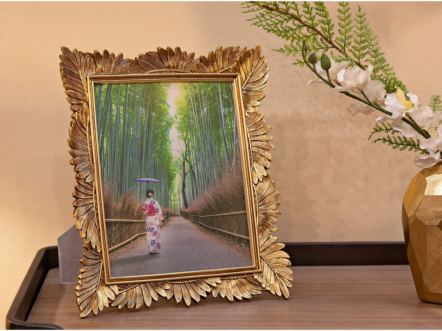 Cornice in resina dorata con foglie cm 28,5x3x34