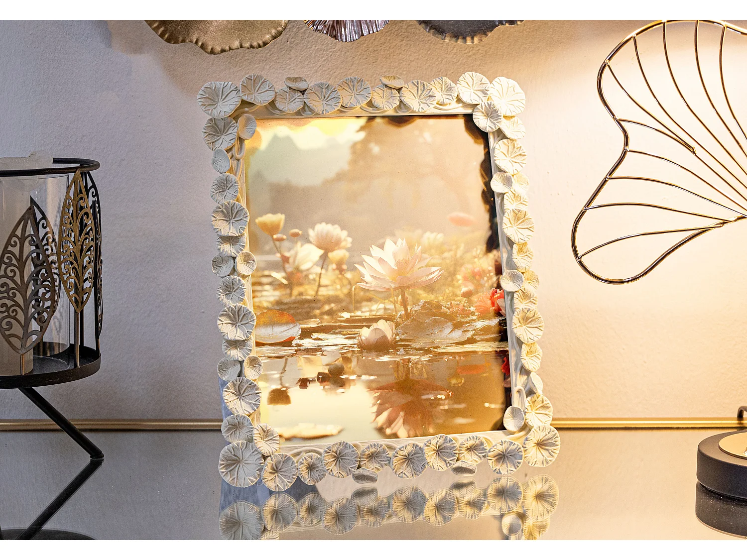 Cornice in resina beige con foglie di loto cm 25,8x2x31