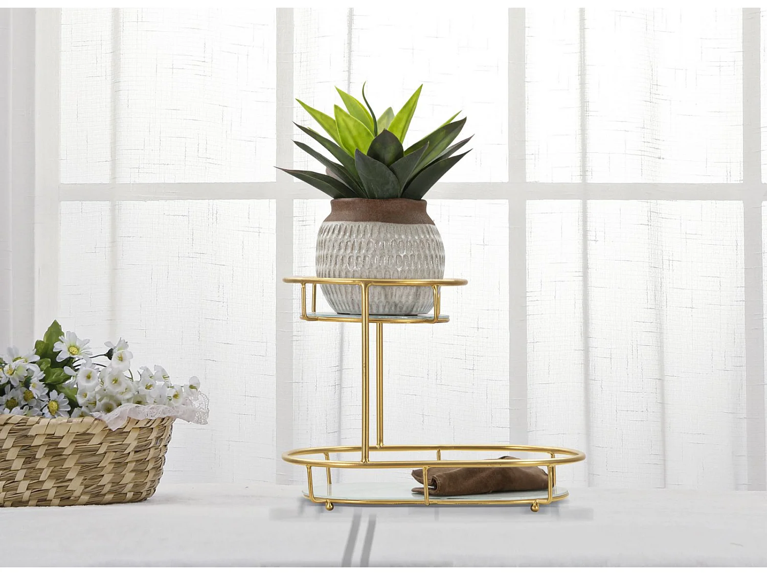 Portaoggetti in metallo dorato con 2 ripiani cm 36x22,5x27