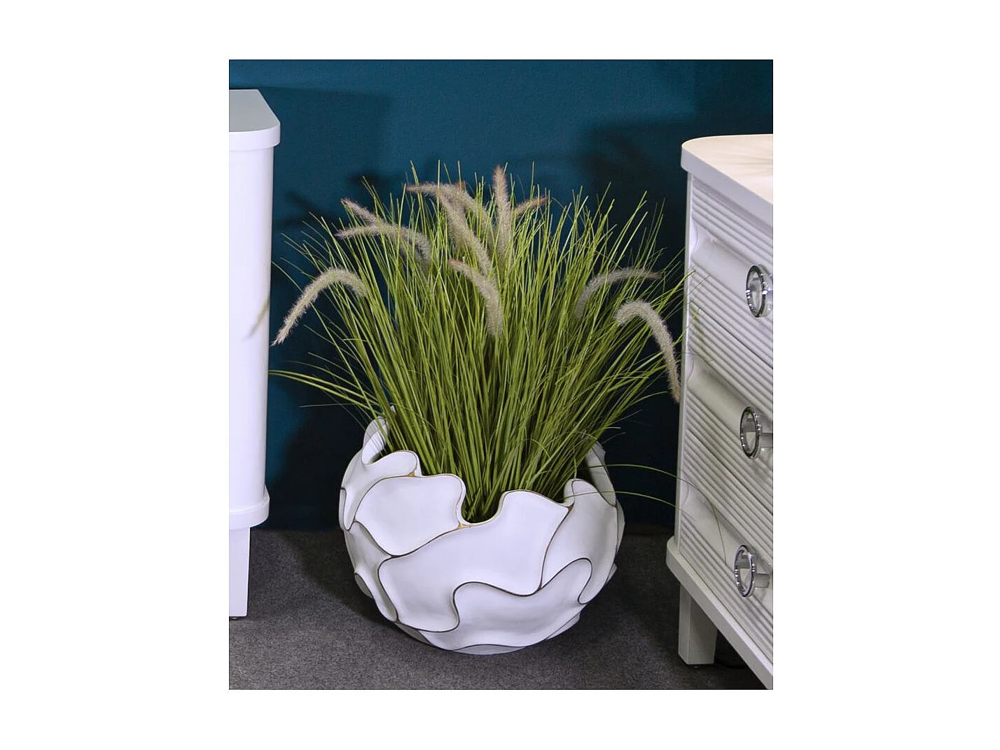 Witte harscachepot met reliëfdecoraties Ø 44x37 cm