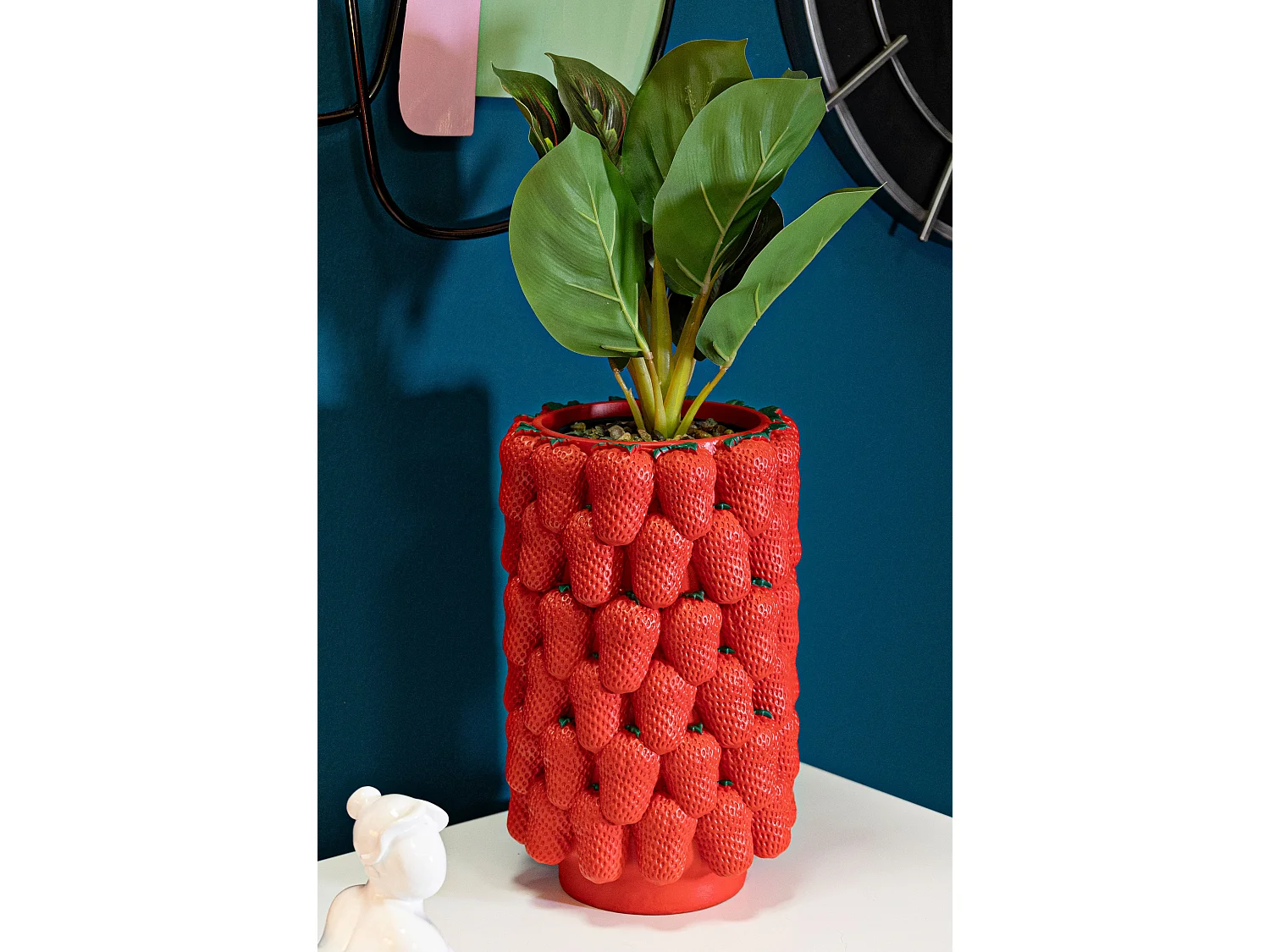 Vaso in resina rosso composto da fragole Ø cm 20x32