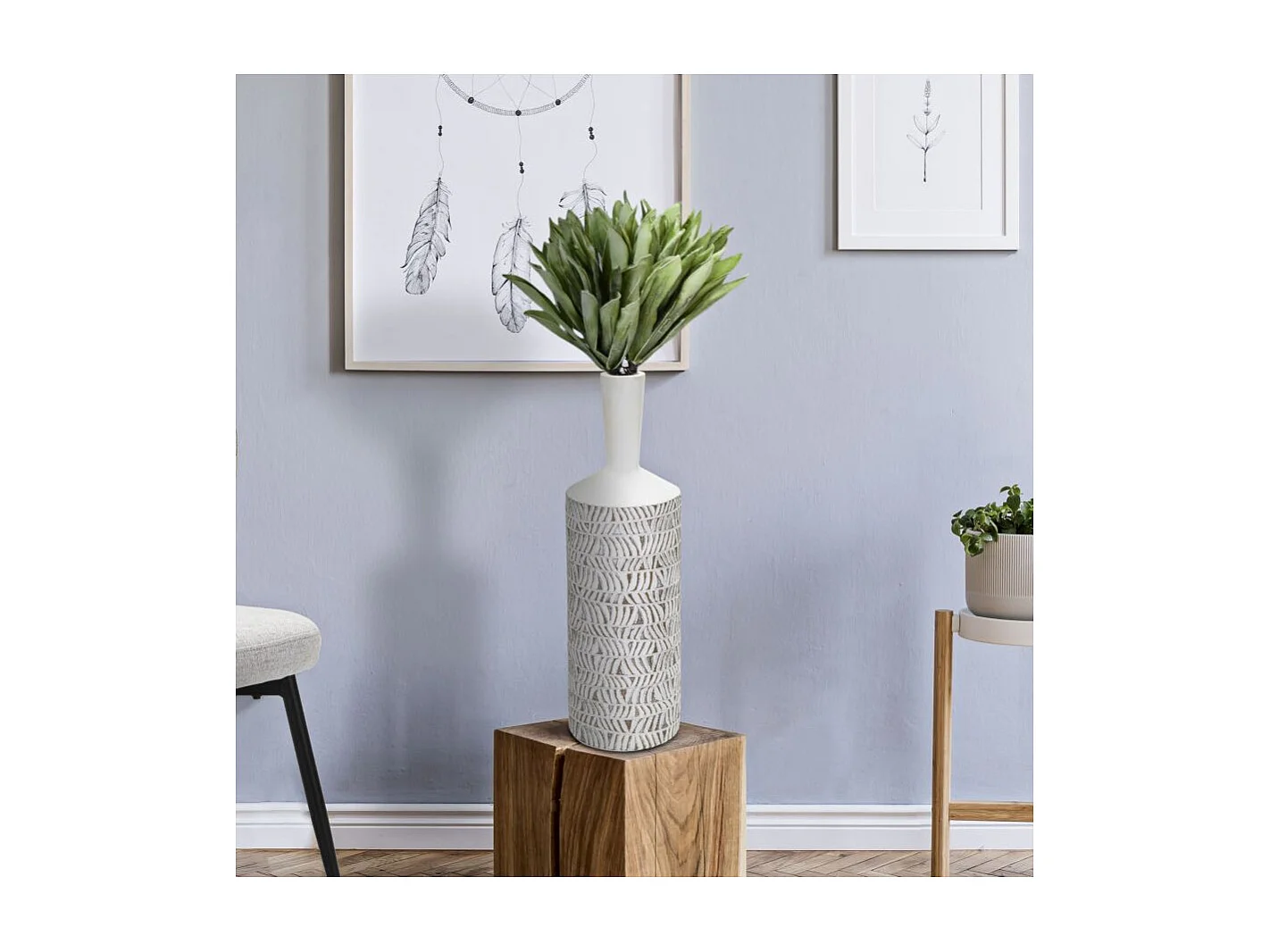 Witte harsvaas met gebeeldhouwde decoraties Ø 15x49,5 cm