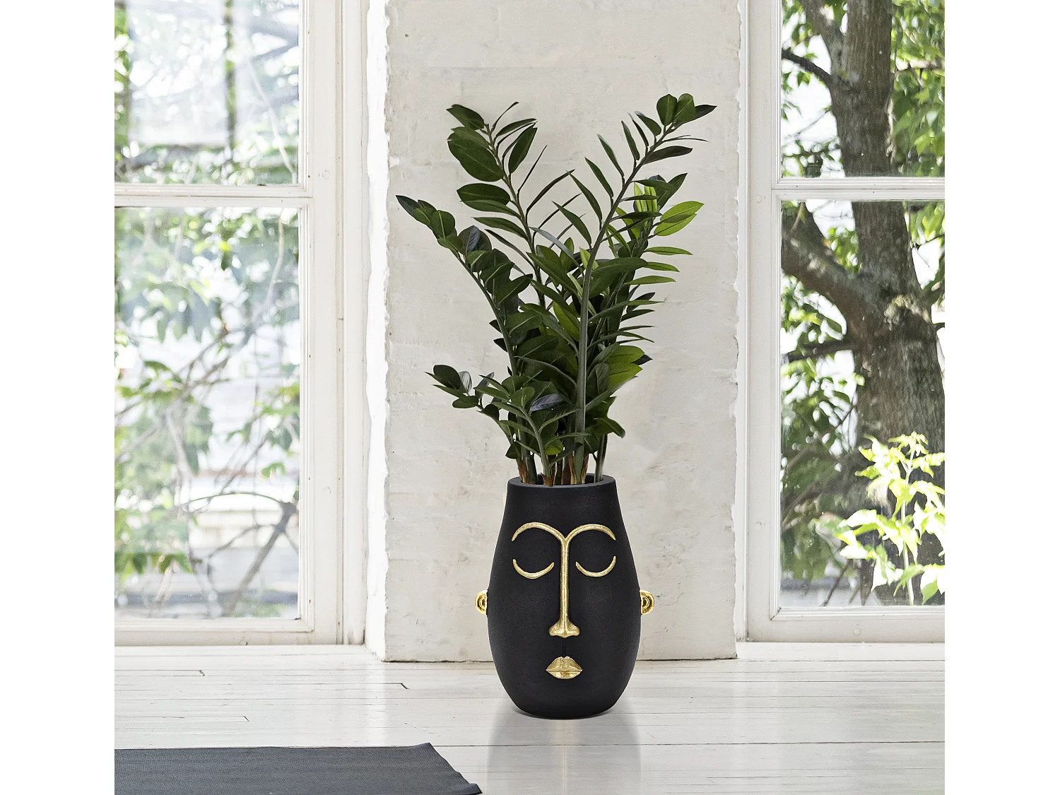 Vaso in resina nero e dorato testa tribale cm 24x22x31