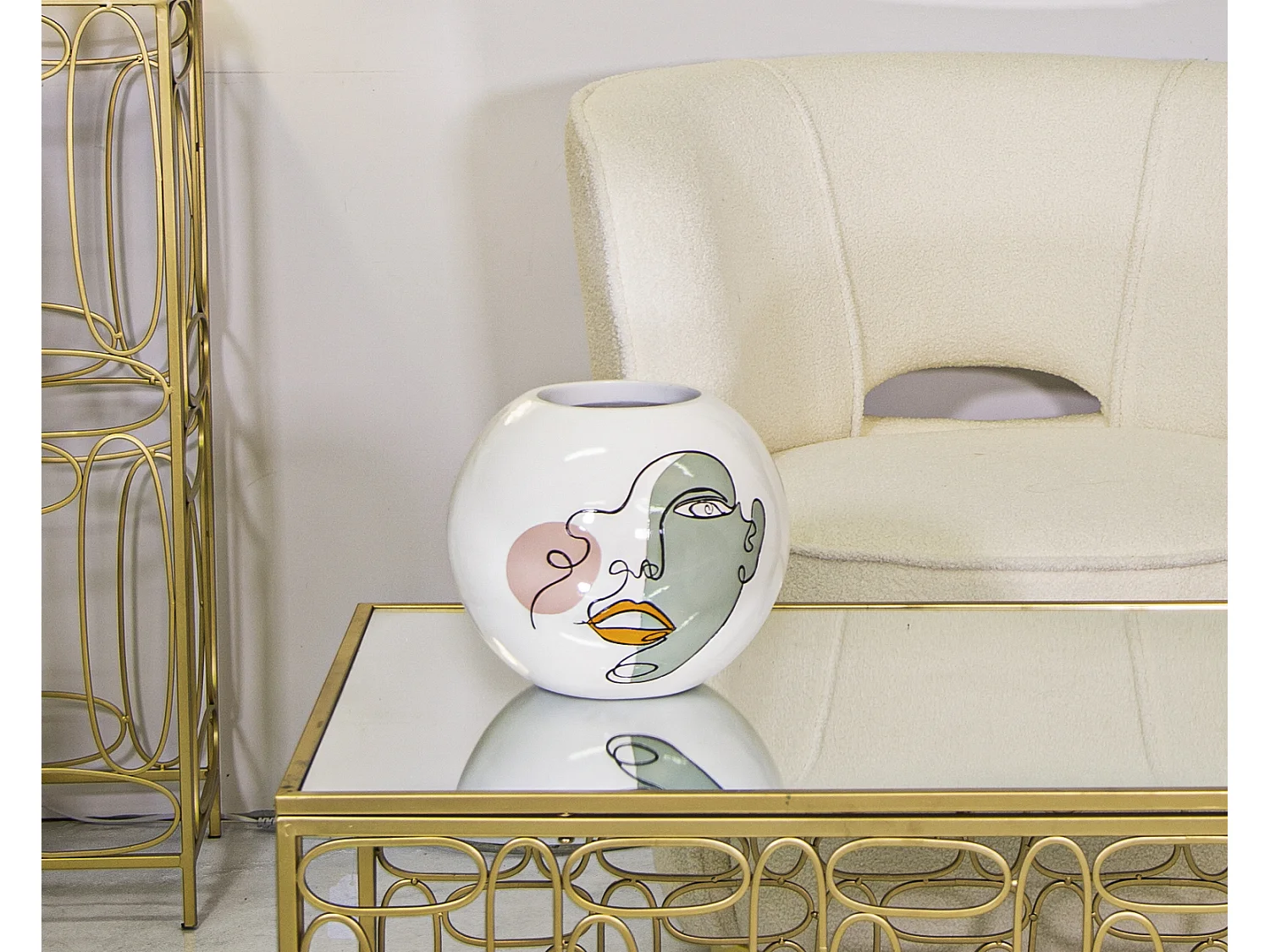 Vase en résine blanche face peinte Ø 25,5x22 cm