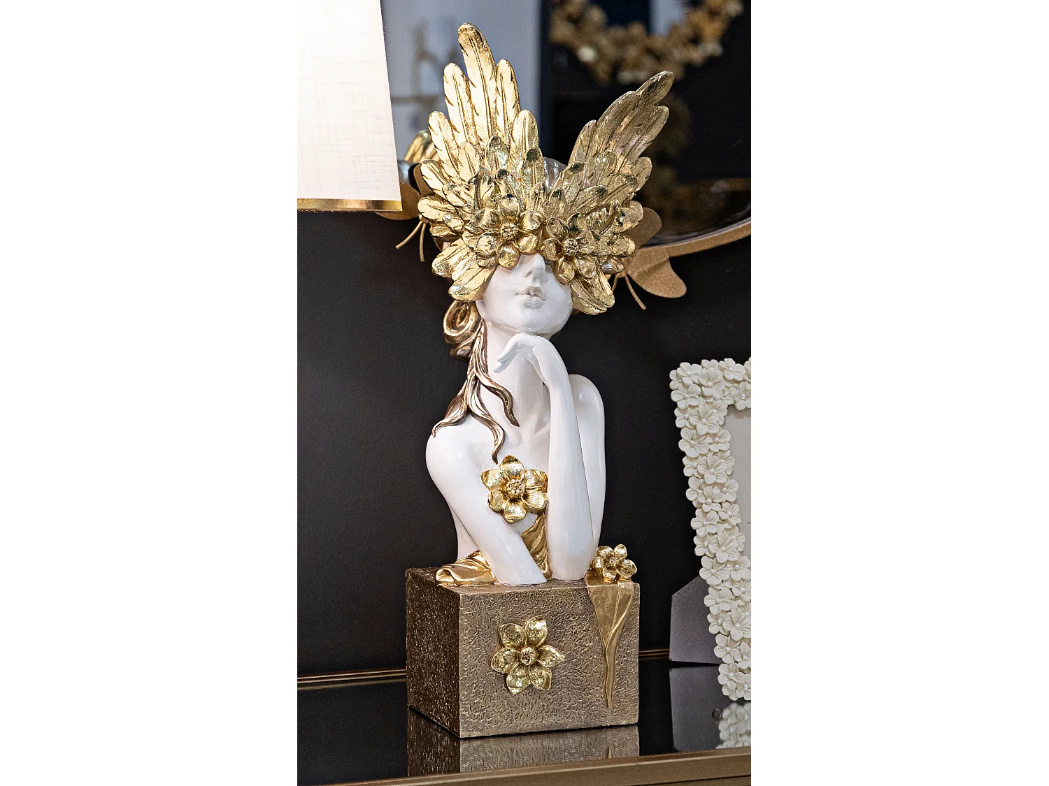 Busto di donna in resina dorata con piedistallo cm 20x17x50