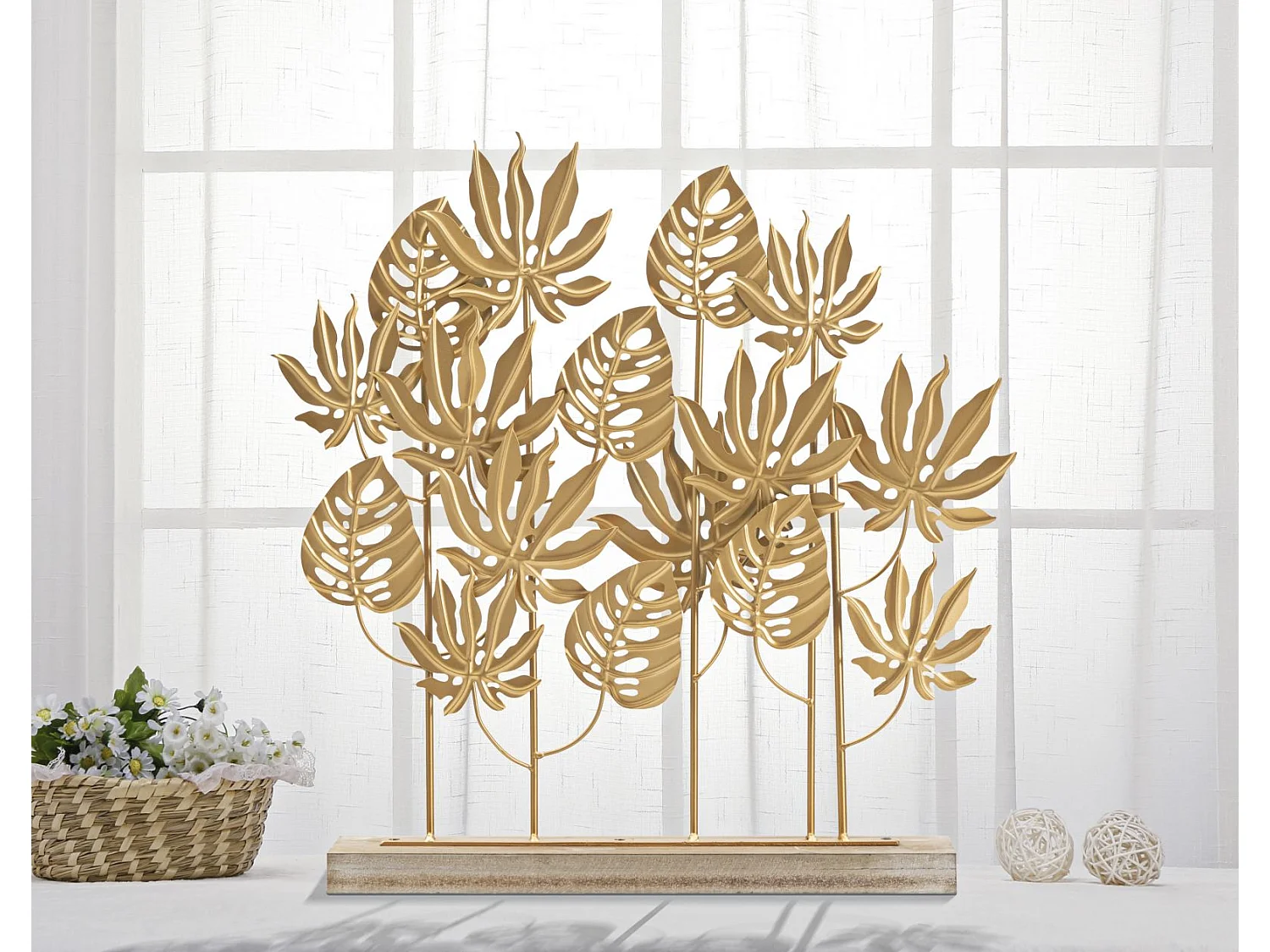 Scultura in metallo dorata con base cm 56x10x57,5