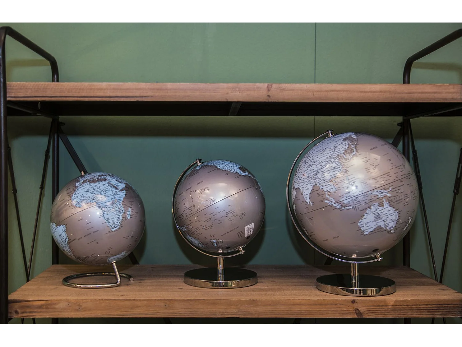 Globe en PVC et socle en métal blanc et argenté Ø 25x34 cm
