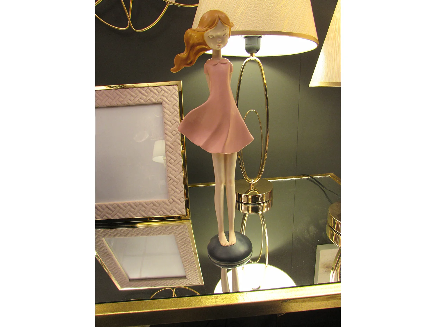 Statuetta di donna in resina rosa cm 12x9x40,5