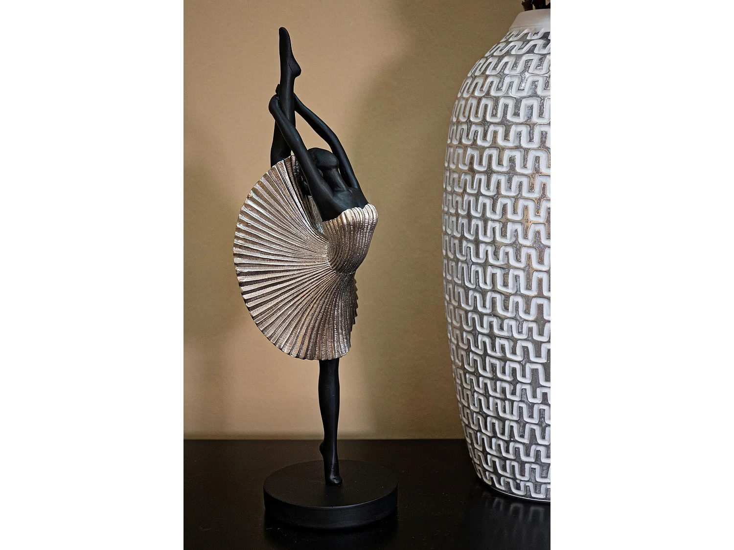 Statuetta di ballerina in resina argentata cm 14x14x42,5