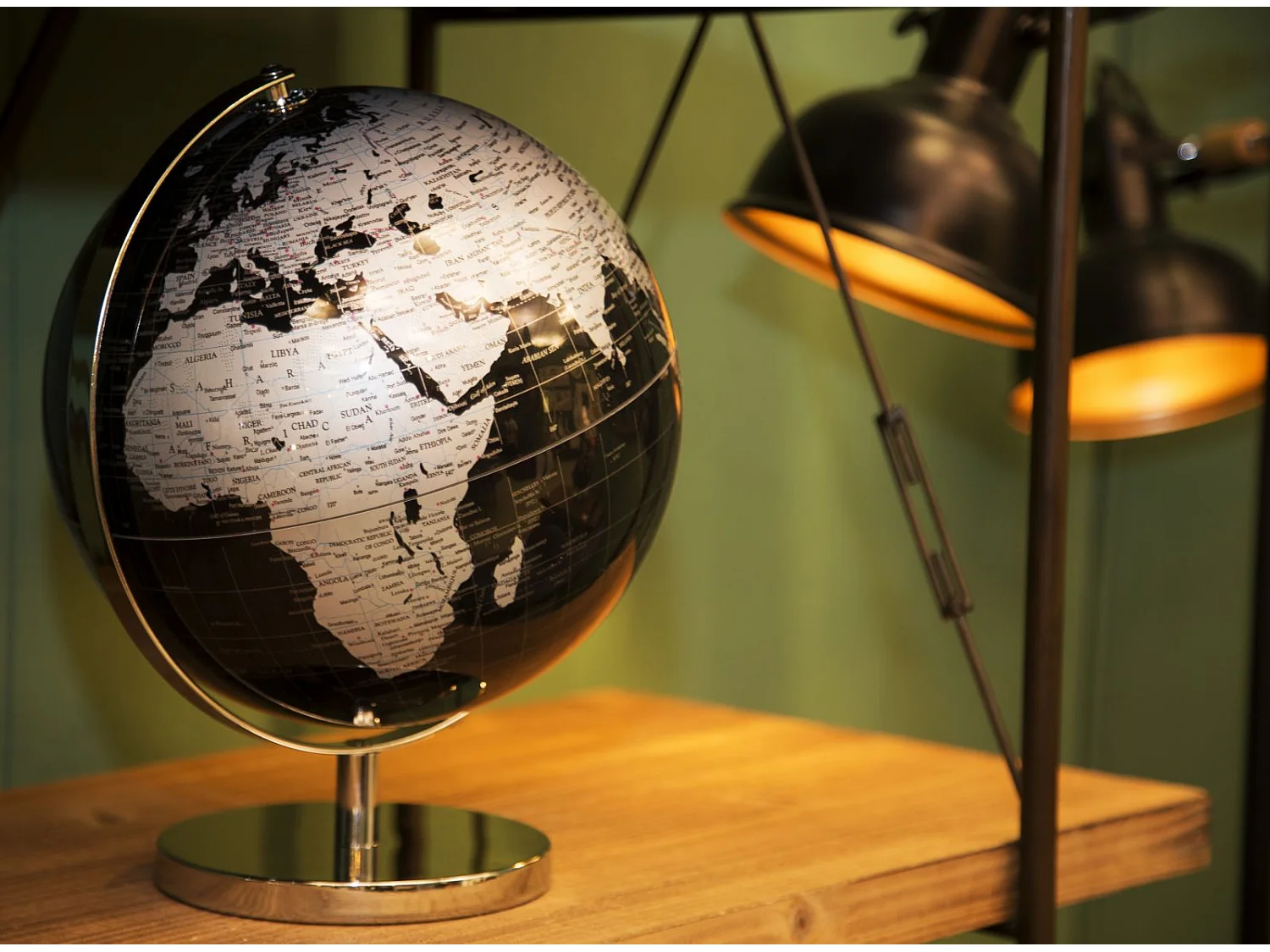 Mappamondo in pvc e base in metallo nero e argentato Ø cm 25x34