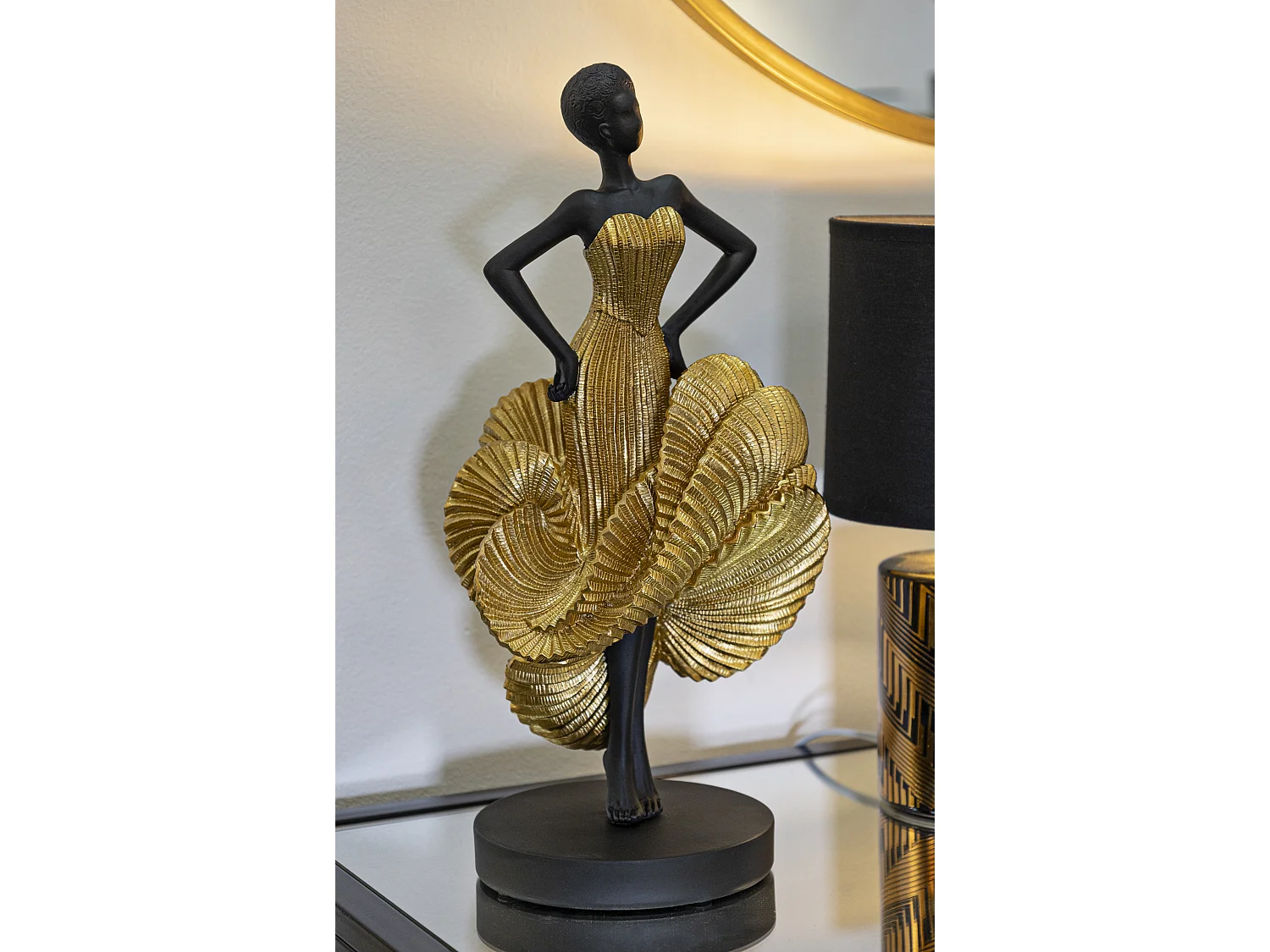 Statuetta di donna in resina dorata cm 16,5x15x36