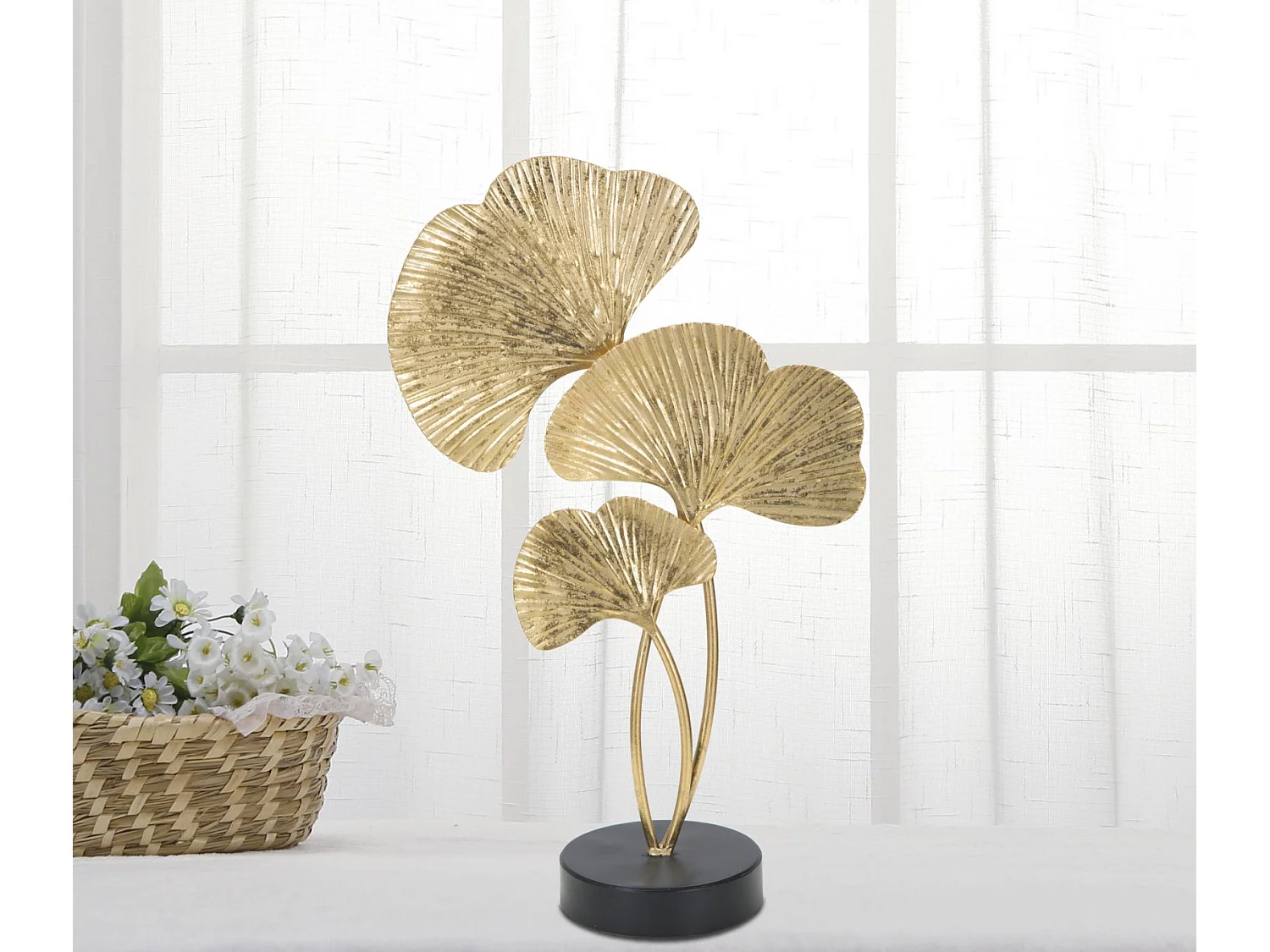 Sculpture en métal doré avec base noire cm 24,5x10,5x40,5