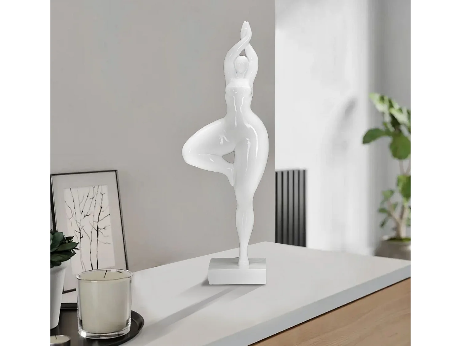 Statuetta di donna in resina bianca cm 16x9x45,8