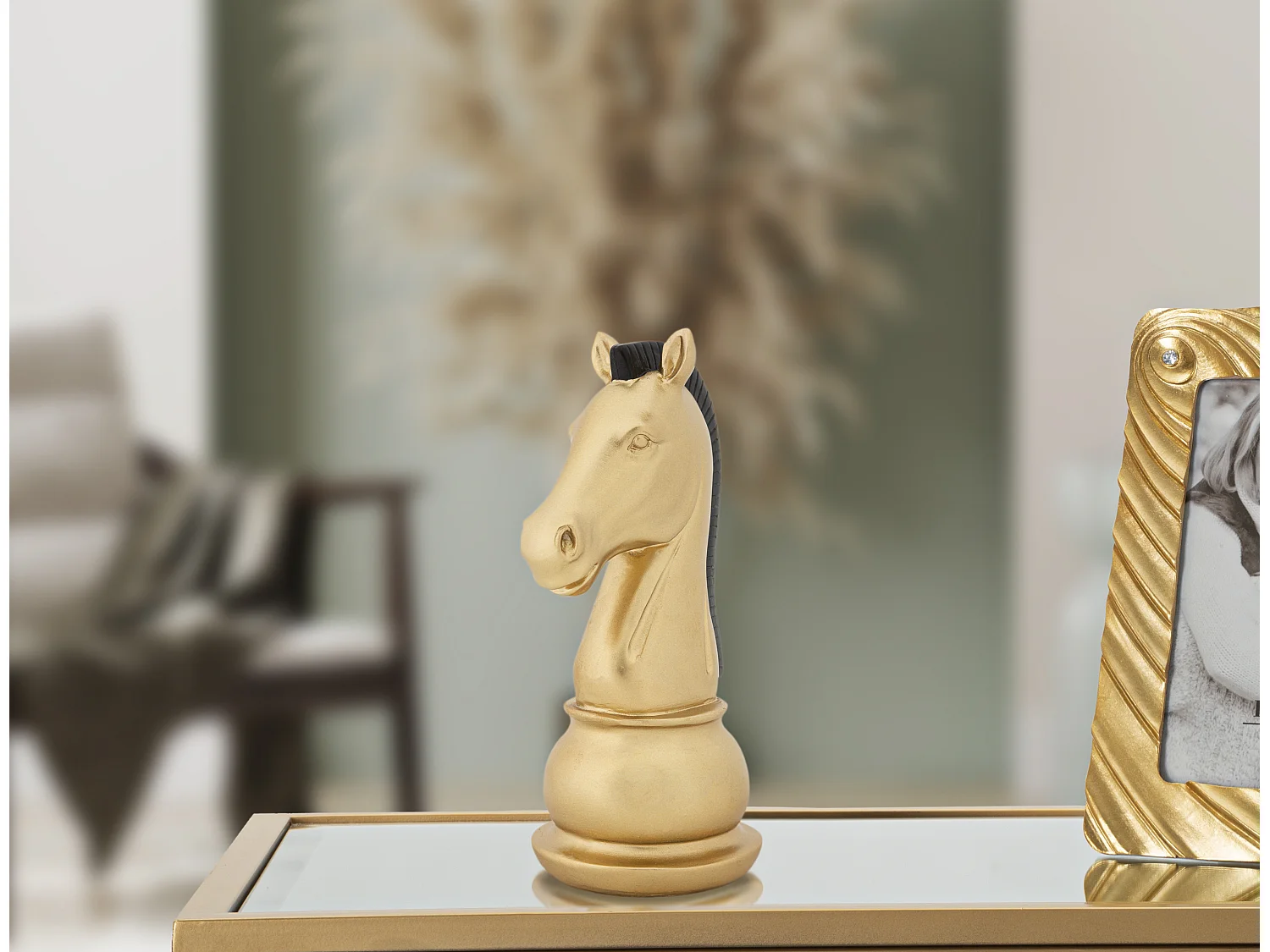 Cavallo degli scacchi in resina dorato e nero Ø cm 10,5x8,5x19