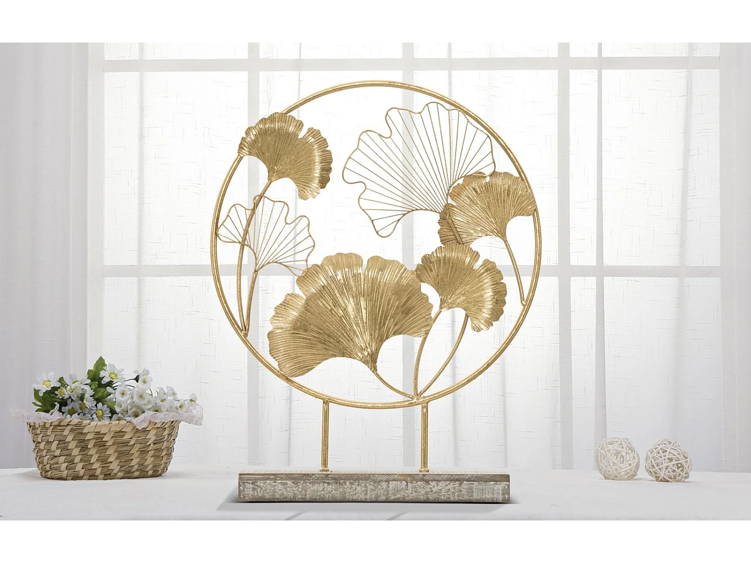 Scultura in metallo dorata con base cm 50x12,5x64