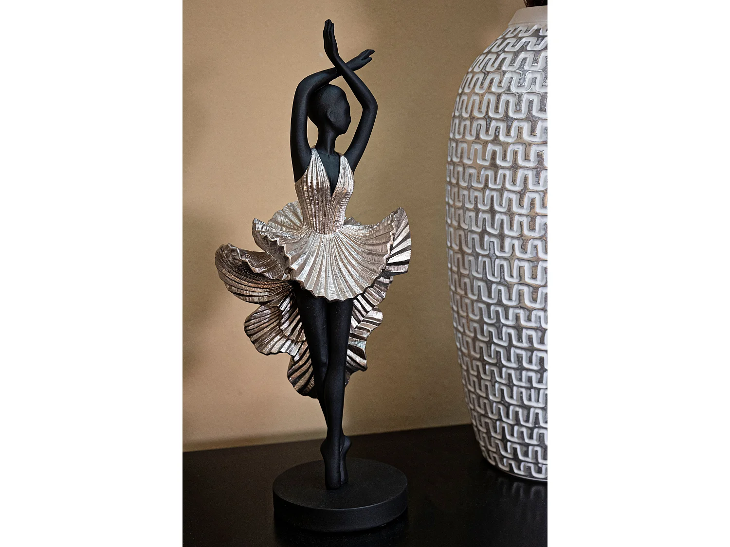 Statuetta di ballerina in resina argentata cm 17x14x43