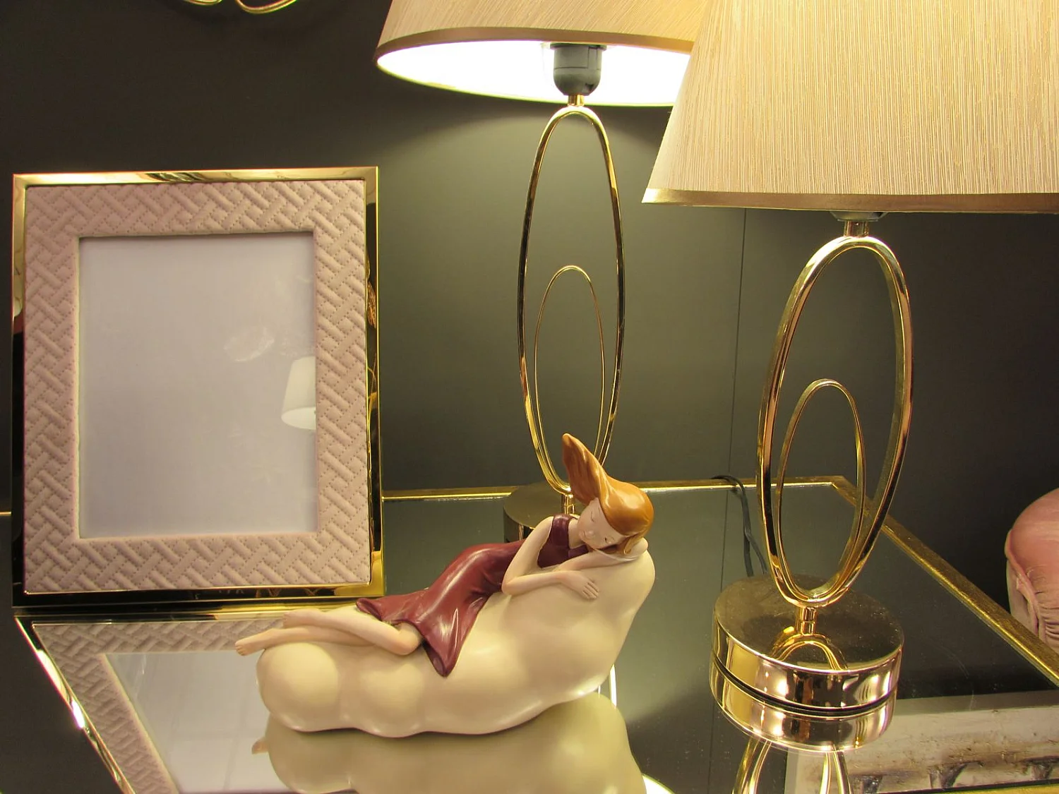 Statuette Fille sur Nuage "Dolly" 25cm Rouge Foncé