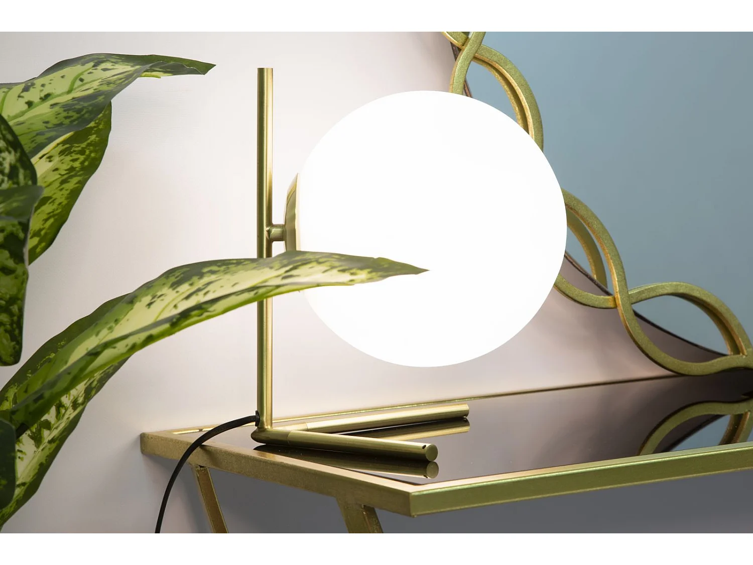 Lampada da tavolo in metallo dorata con sfera in vetro cm 25x25x27