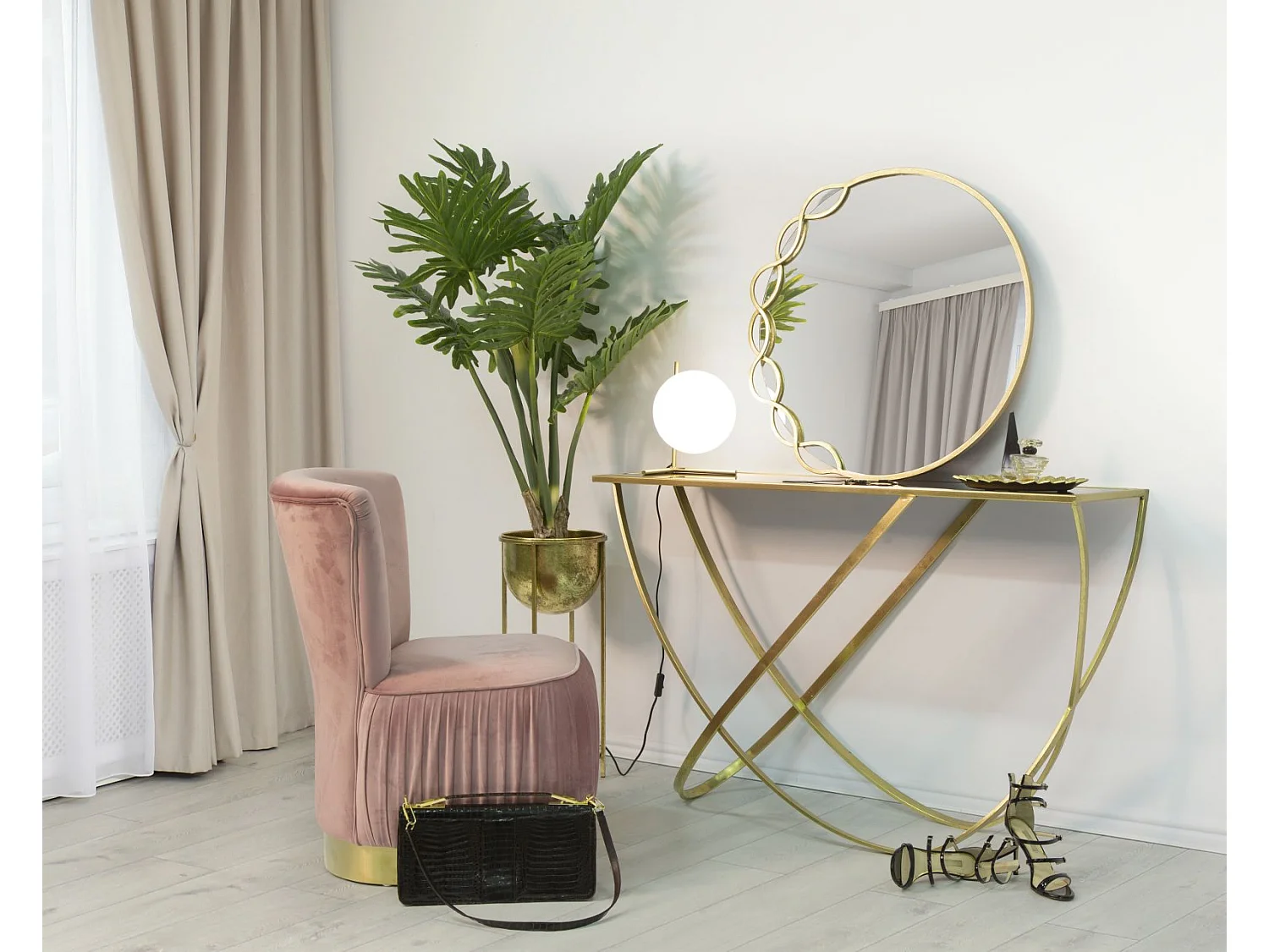 Lampada da tavolo in metallo dorata con sfera in vetro cm 25x25x27