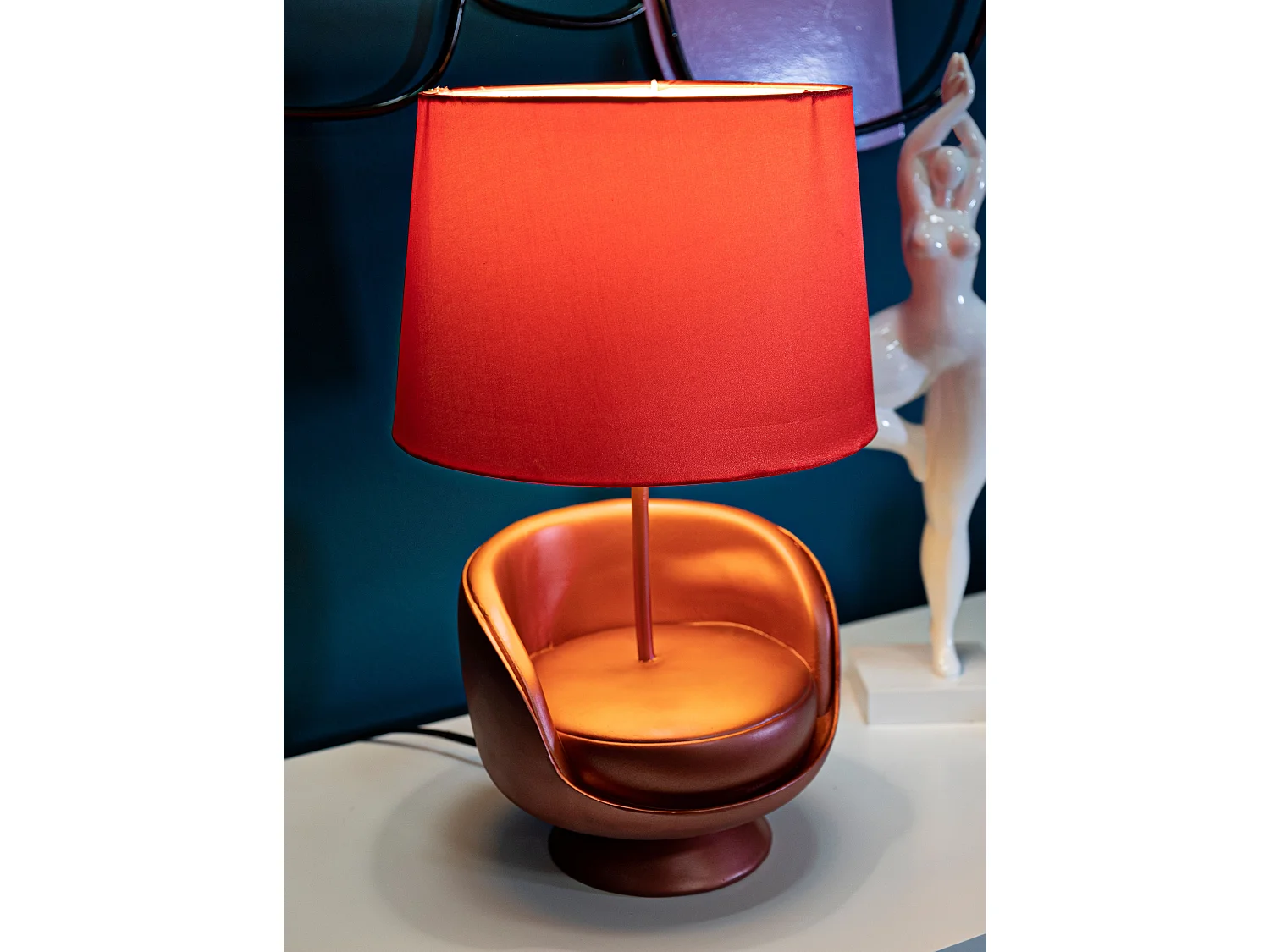 Lampada da tavolo poltrona in resina rossa Ø cm 26x43