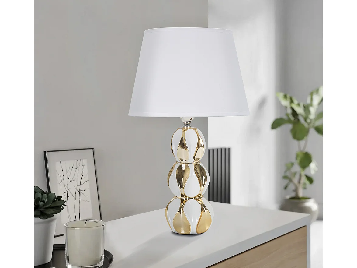 Lampe à poser blanche et or - Design boule en céramique et métal - Abat-jour en tissu blanc - Dimensions Ø 28x46 cm