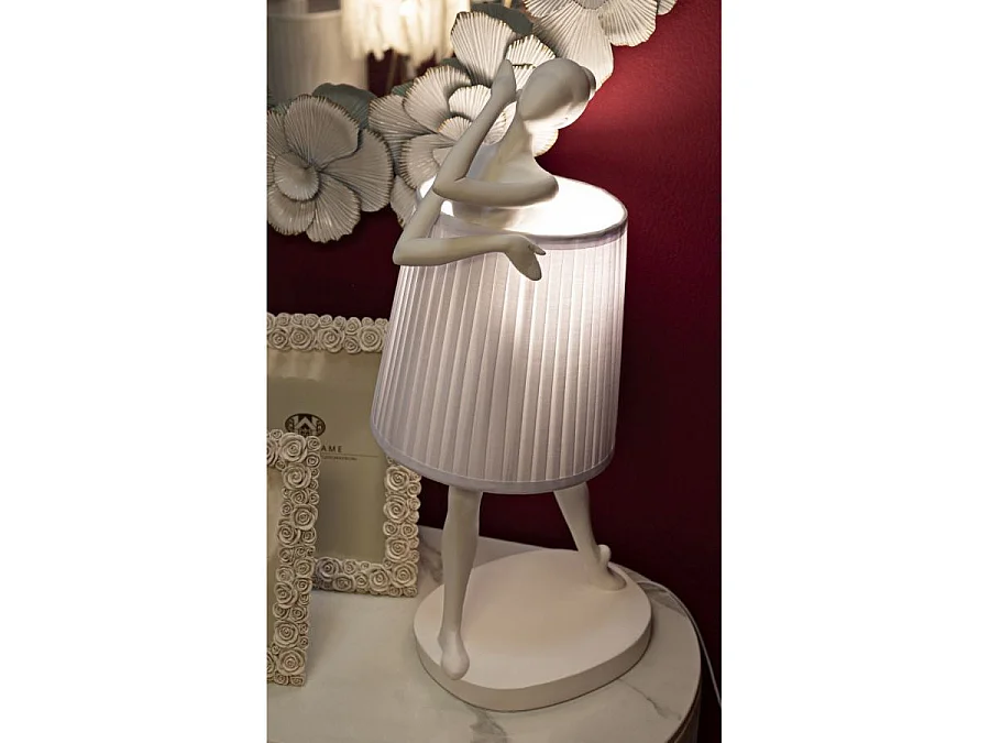 Ballerina tafellamp in witte hars, 29x25x62,5 cm