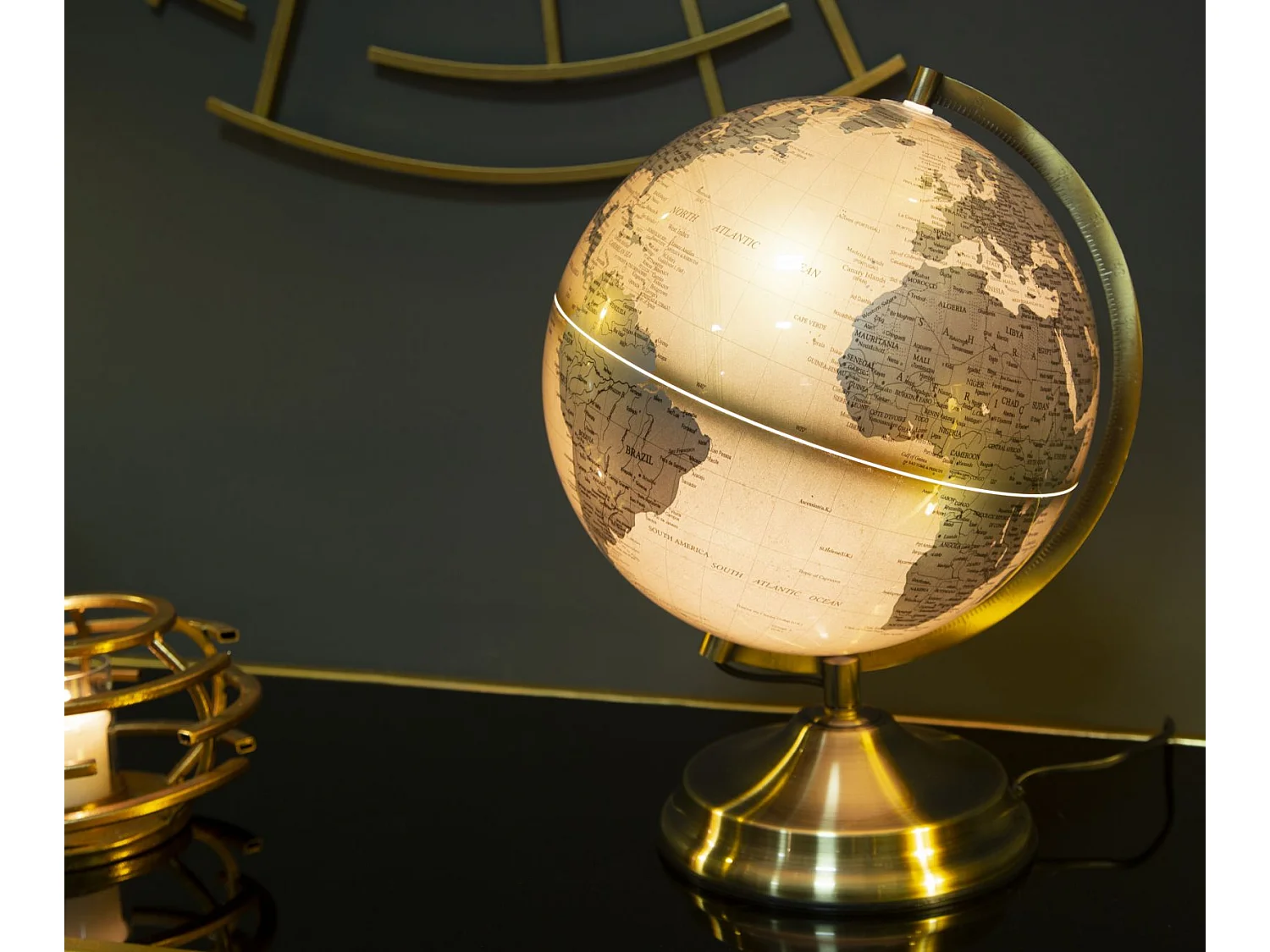 Lampe globe en PVC avec base en métal doré Ø cm 25x38