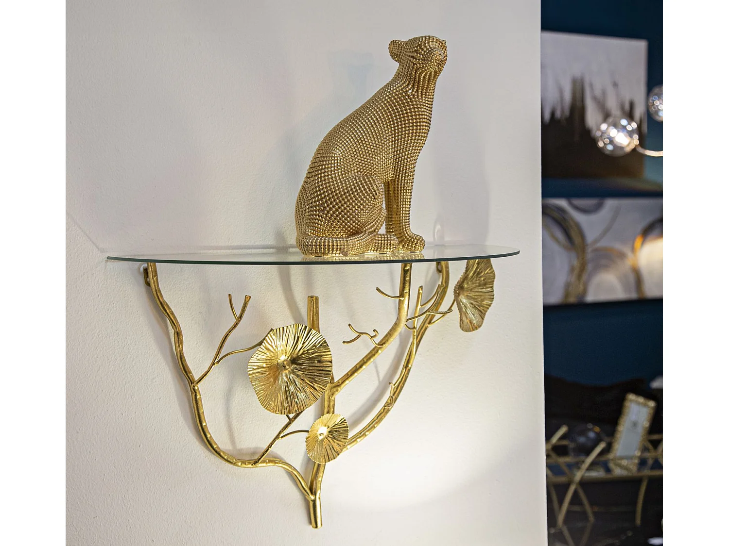 Wandregal aus goldfarbenem Metall mit Glasablage Tisty