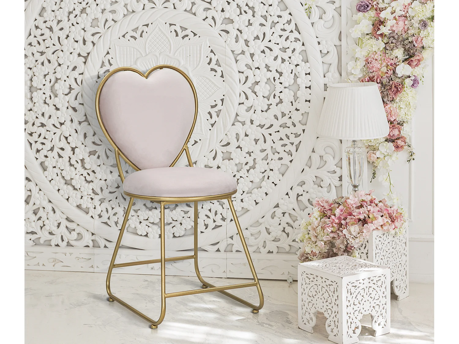 Chaise coeur en métal et tissu doré et rose 37x47x80 cm