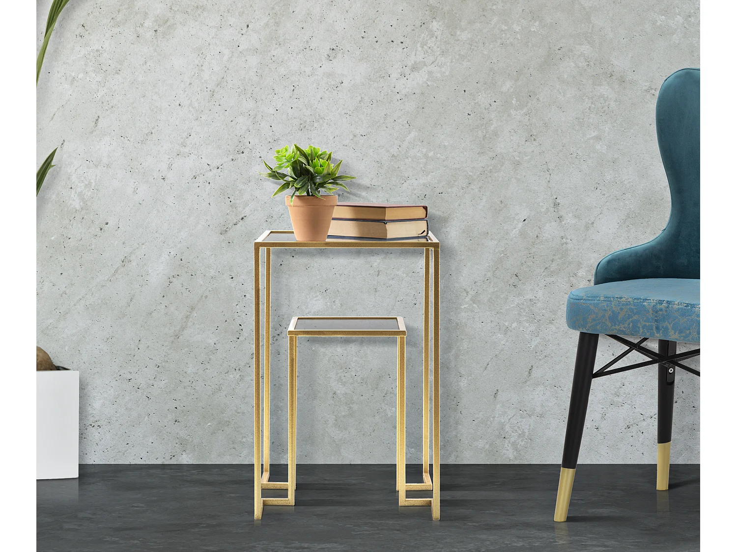 Tavolinetto con ripiano in metallo e vetro dorato cm 39x39x60