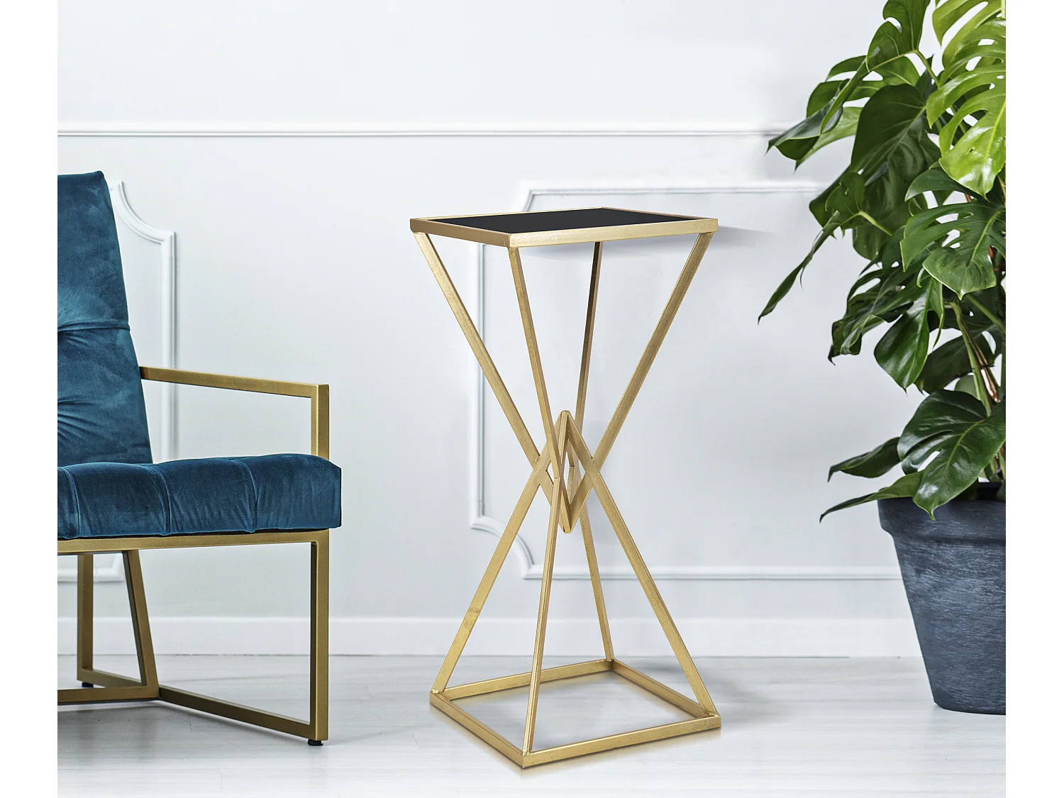 Tavolo porta telefono piramidi in metallo dorato cm 35x35x80