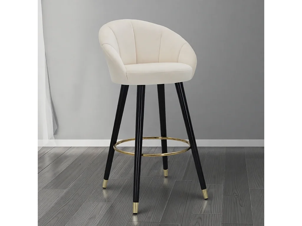 Hoker barowy Praga z aksamitu kremowego i drewna – 55 x 56 x 104 cm – nogi ze złotymi detalami i okrągły podnóżek, elegancki styl glamour