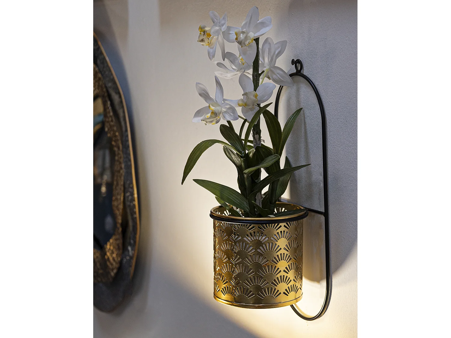 Porte-vase mural Hong - Support mural en métal doré et noir - Dimensions 14x14x37 cm - Décoration géométrique - Vase amovible