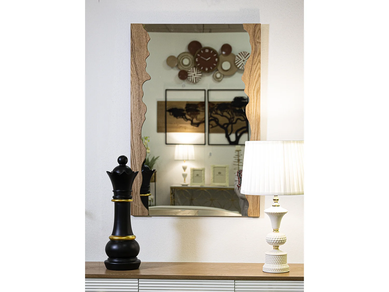 Specchio da parete in legno marrone con onde cm 60x1,5x90