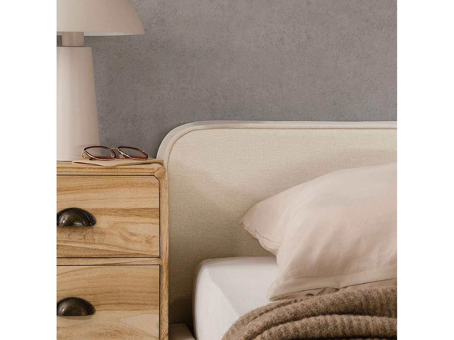 Lit double BELARTI 140x190 cm rembourré, Revêtement en tissu, Lit style moderne pour 2 personnes, sommier inclus, Blanc crème