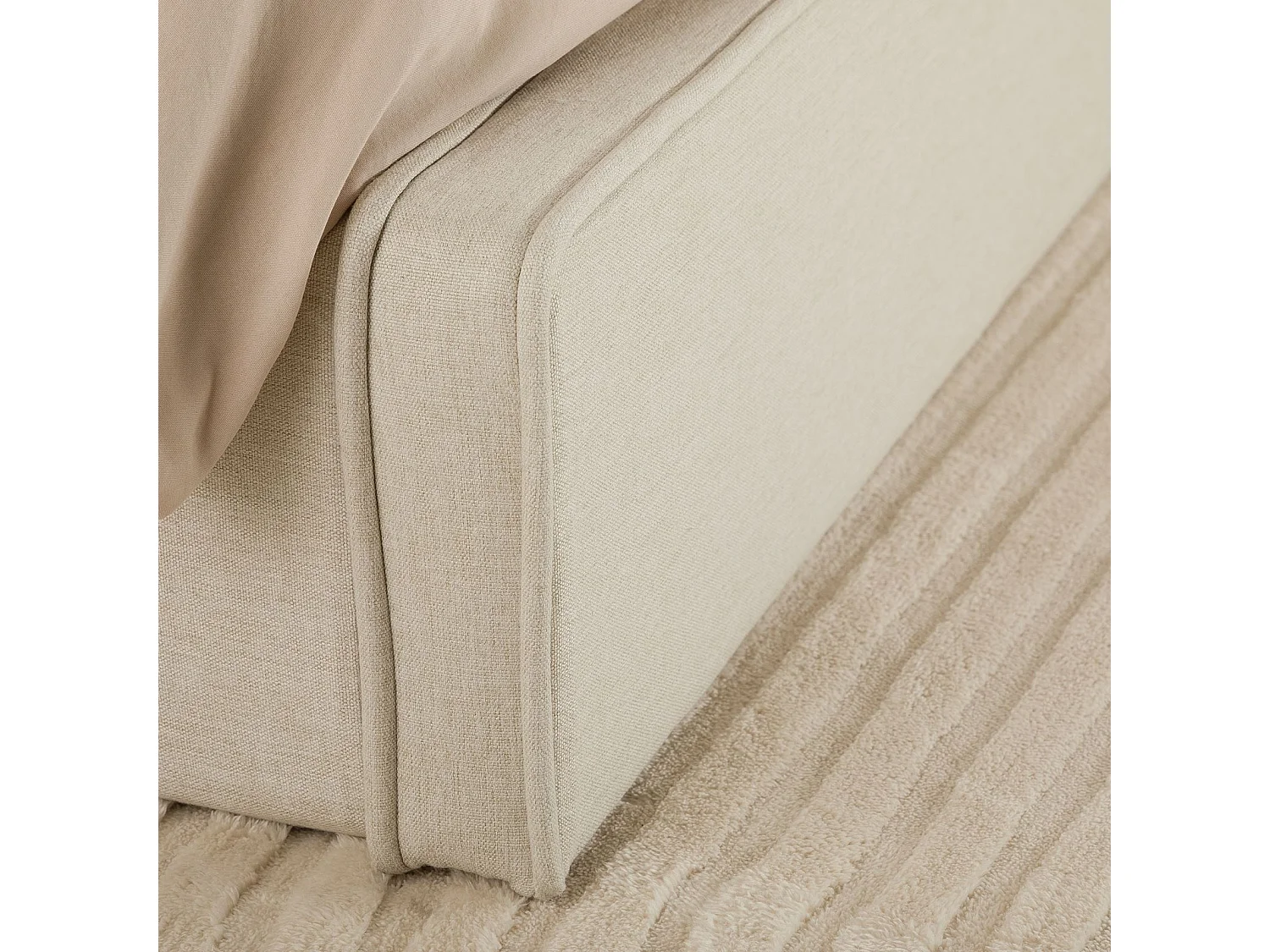 Lit double BELARTI 140x190 cm rembourré, Revêtement en tissu, Lit style moderne pour 2 personnes, sommier inclus, Blanc crème