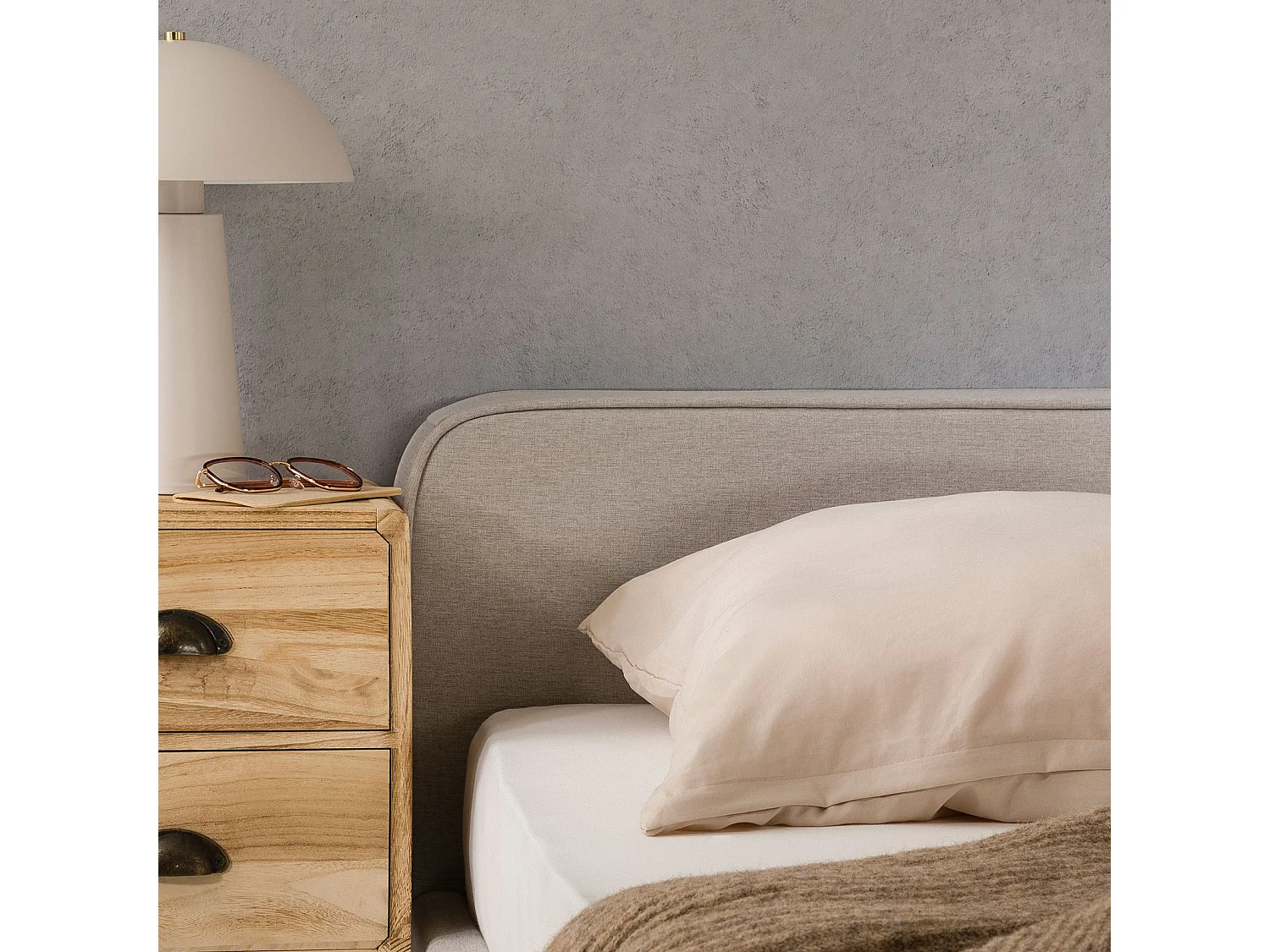 Lit double BELARTI 140x190 cm, Revêtement en tissu, Lit style moderne pour 2 personnes, Cadre avec sommier inclus, Gris clair