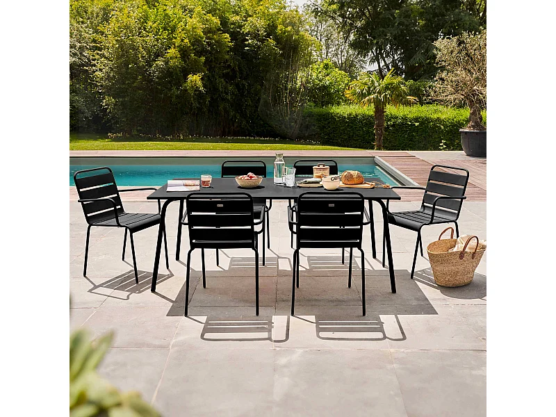 Set van tuintafel en 6 zwarte metalen fauteuils