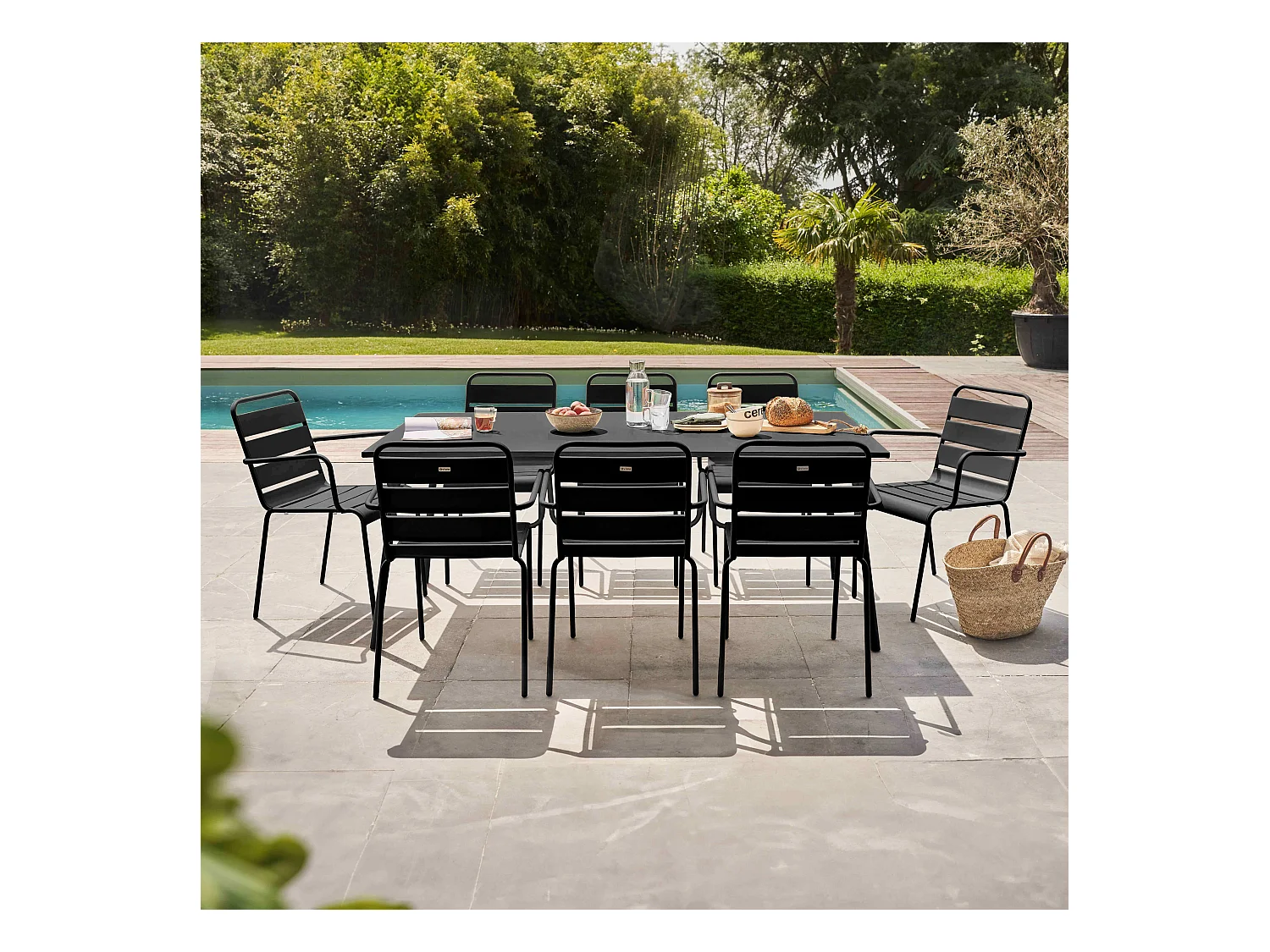 Tuinset met tafel en 8 zwart stoelen