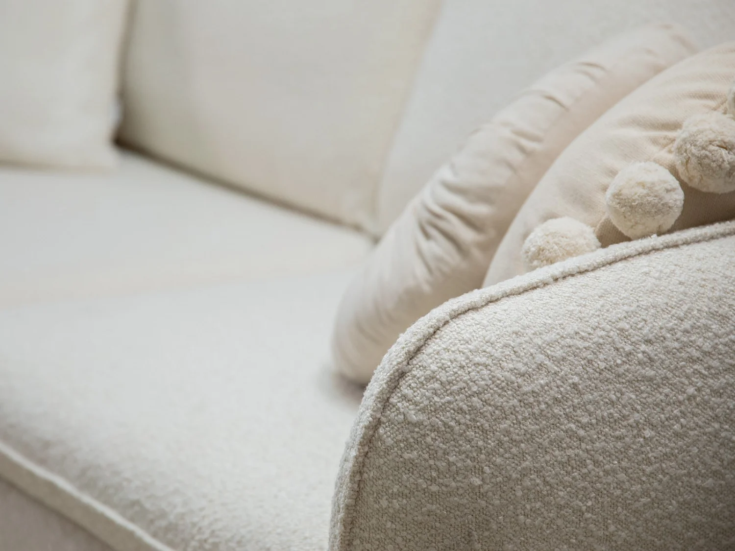 Cosmopolitan Design - Sofá "Vienna" 3 lugares em tecido bouclé cinza - 200x92x95cm