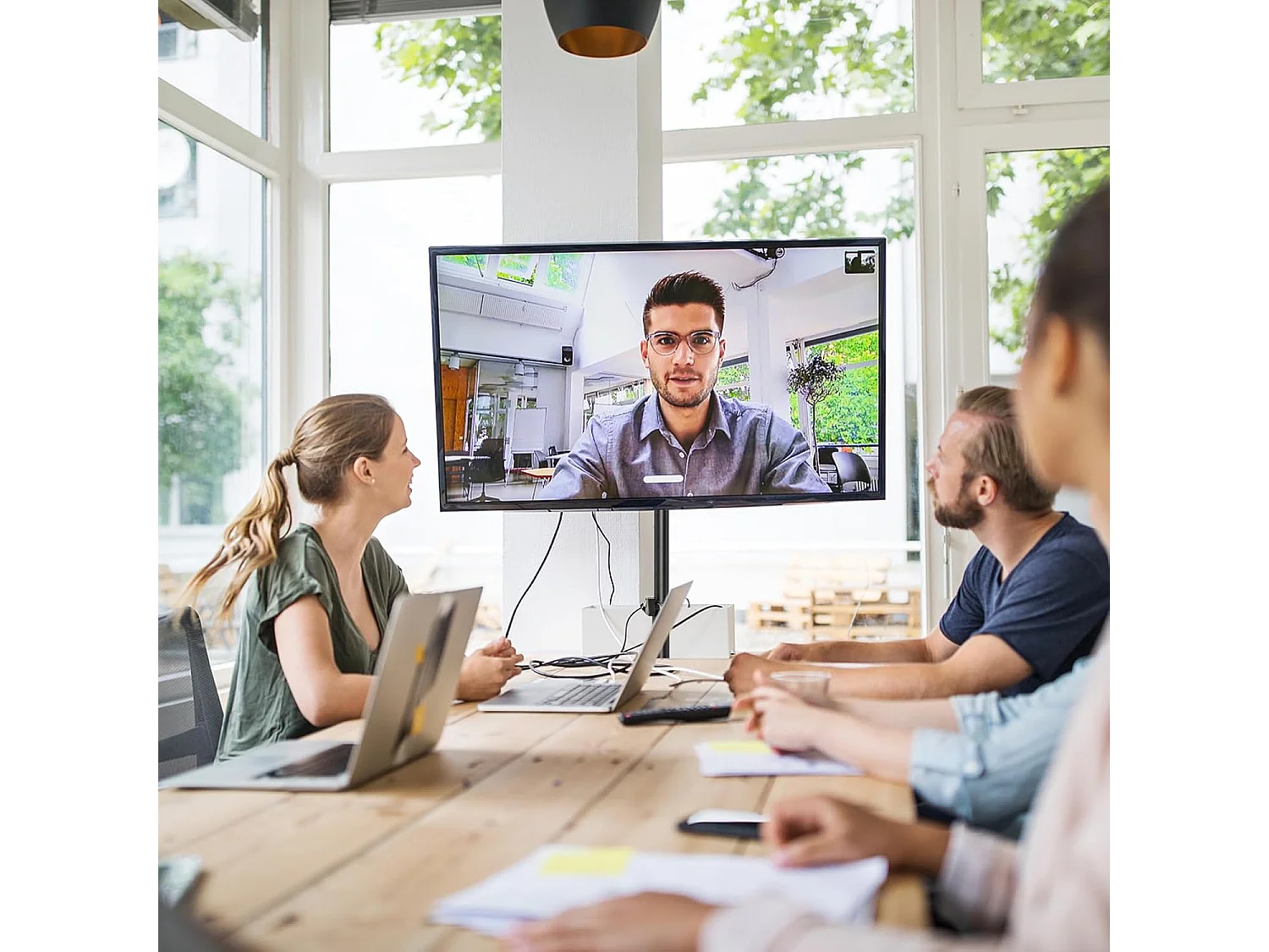 Support TV sur Pied Universel Pivotant pour TV 21’’ à 47’’ LCD LED Plasma, Hauteur Réglable, Trépied Pliable, Pied TV Antidérapant en Métal, Charge Max 35kg, pour Chambre, Salon, Bureau