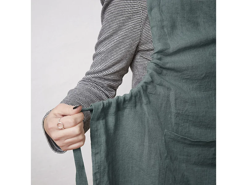 Tablier 70 x 85 cm en lin lavé bleu avec lanière ajustable - LUISA