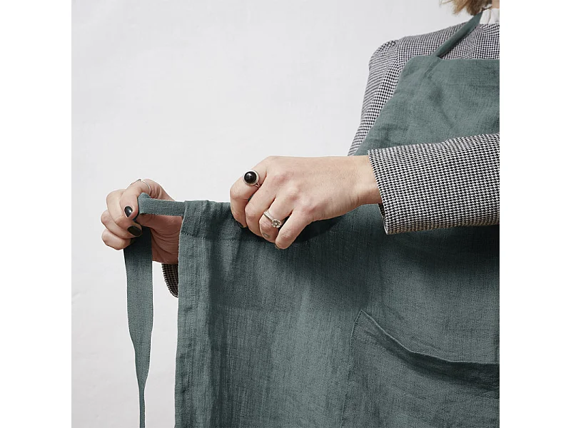 Tablier 70 x 85 cm en lin lavé bleu avec lanière ajustable - LUISA