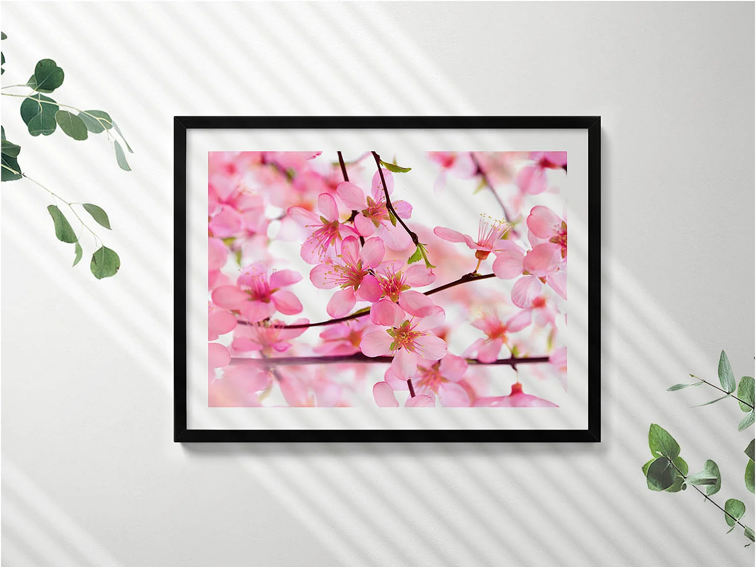 Tableau décoratif avec cadre noir, Fleurs printanières roses sur les branches 80 x 60 cm– Parfait pour le salon ou la chambre