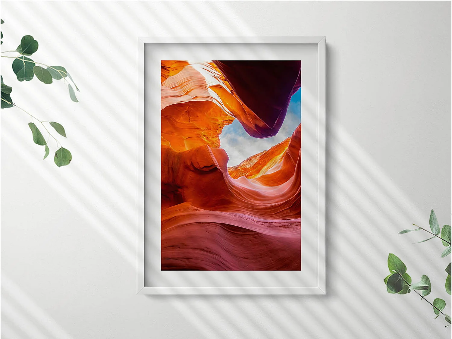 Decoratief schilderij met witte lijst, Rotsachtig landschap van de kloof 50 x 70 cm – Perfect voor de woon- of slaapkamer