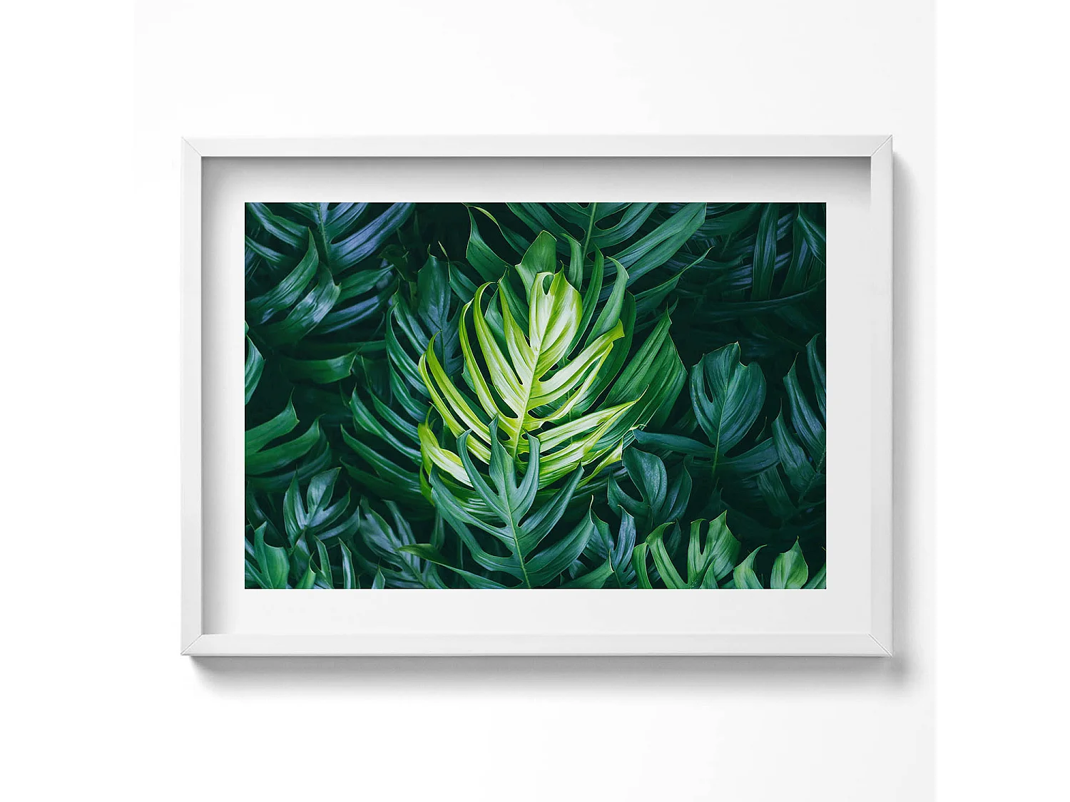 Dekoratives Gemälde mit weißem Rahmen, fließende goldene Formen auf beigem Hintergrund, 70 x 50 cm – perfekt für das Wohn- oder Schlafzimmer