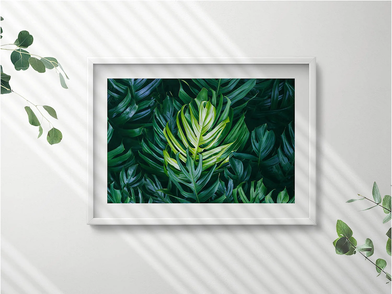 Dekoratives Gemälde mit weißem Rahmen, fließende goldene Formen auf beigem Hintergrund, 70 x 50 cm – perfekt für das Wohn- oder Schlafzimmer