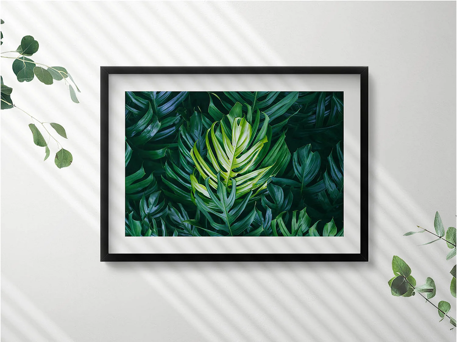 Dekoratives Gemälde mit schwarzem Rahmen, fließende goldene Formen auf beigem Hintergrund, 70 x 50 cm – perfekt für das Wohn- oder Schlafzimmer