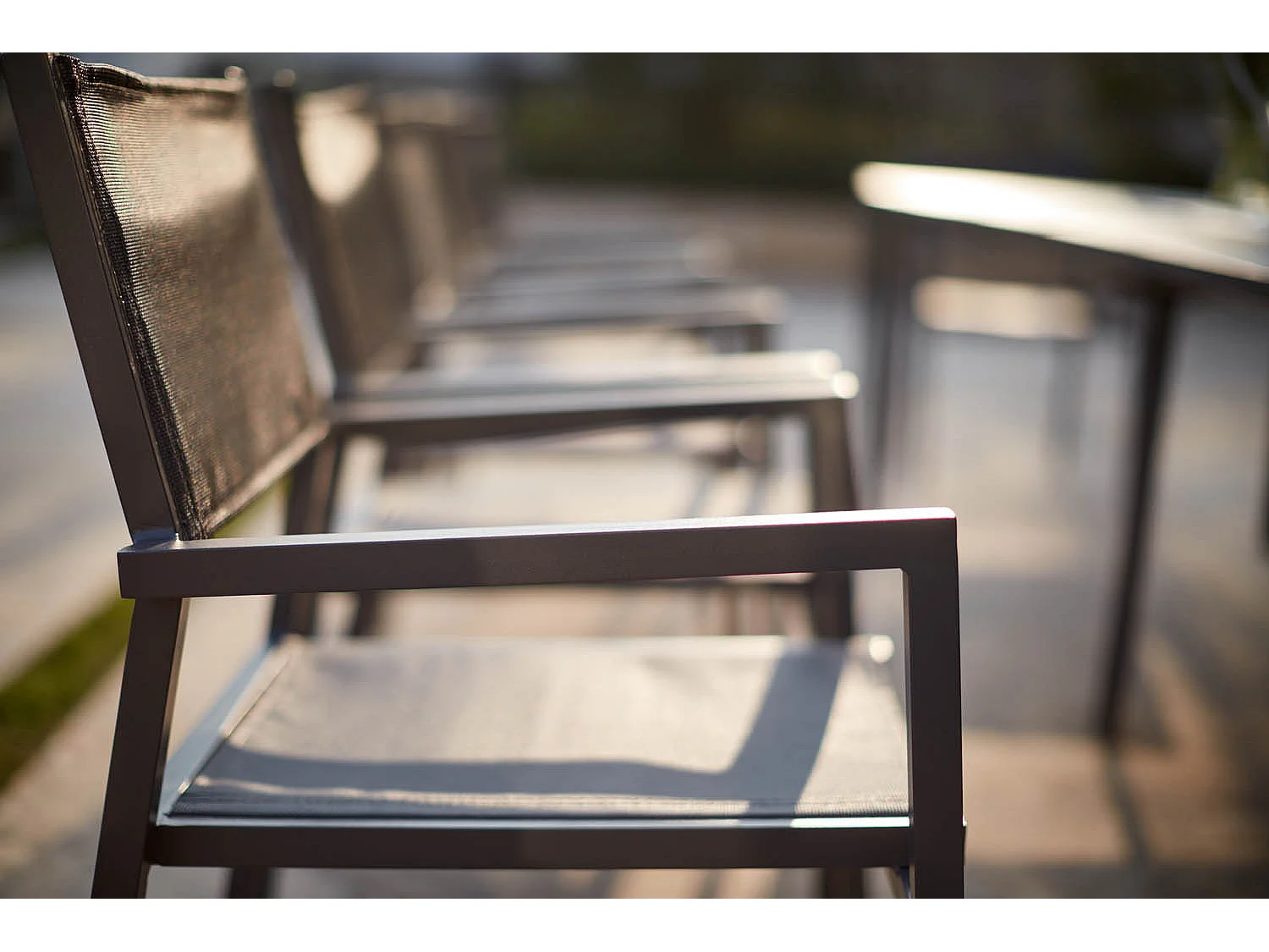 Set mit 6 stapelbaren modernen Aluminiumstühlen in Dunkelgrau für die Terrasse - Lae