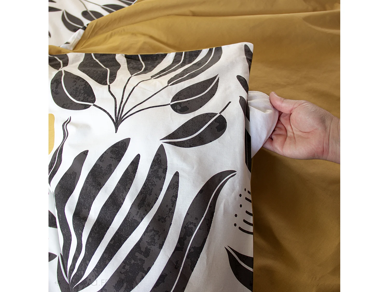 Parure de lit 240x220 cm en coton NOLIE motif feuillage blanc et jaune 3 pièces